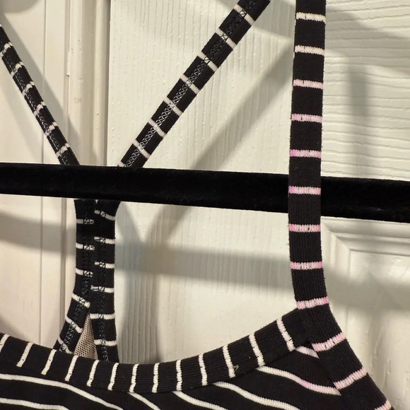 Lululemon Women’s 6 Power Y Tank built in bra black and white stripe - Picture 2 of 4